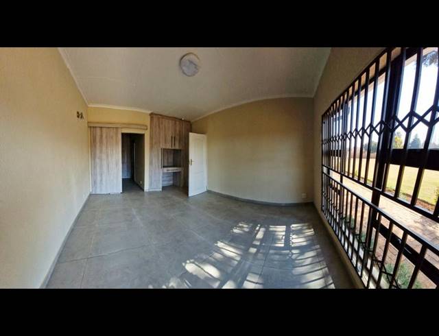 7 BEDROOM HOUSE FOR SALE IN SONNEVELD